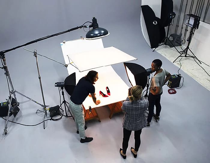 Setup đa nguồn sáng còn giúp tạo chiều sâu, tách sản phẩm khỏi nền và làm nổi bật chất liệu