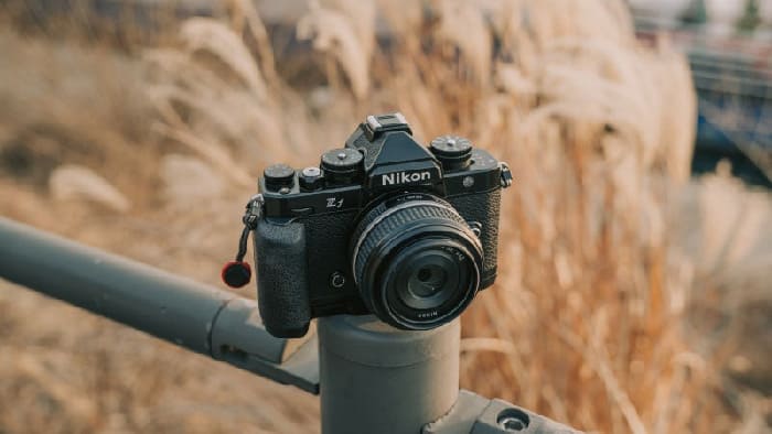 Nikon Zf nổi bật với thiết kế lấy cảm hứng từ các dòng máy film huyền thoại của Nikon