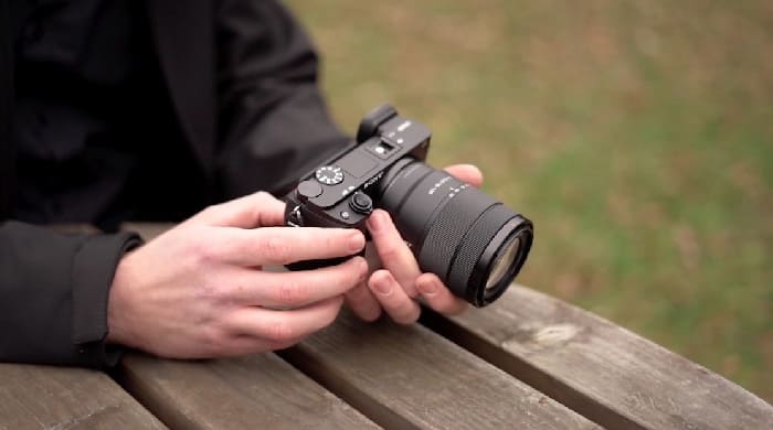 Sony A6400 được trang bị 425 điểm AF theo pha kết hợp tương phản, cũng hỗ trợ chụp liên tục 11 fps