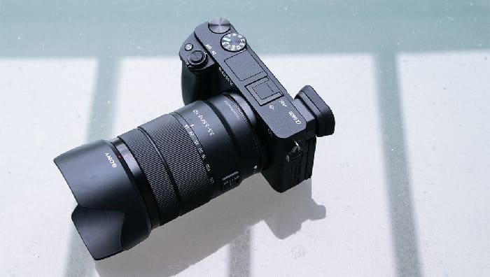 Sony A6400 có kích thước nhỏ gọn hơn với 120 * 66.9 * 59.7 mm và trọng lượng chỉ 403Gram