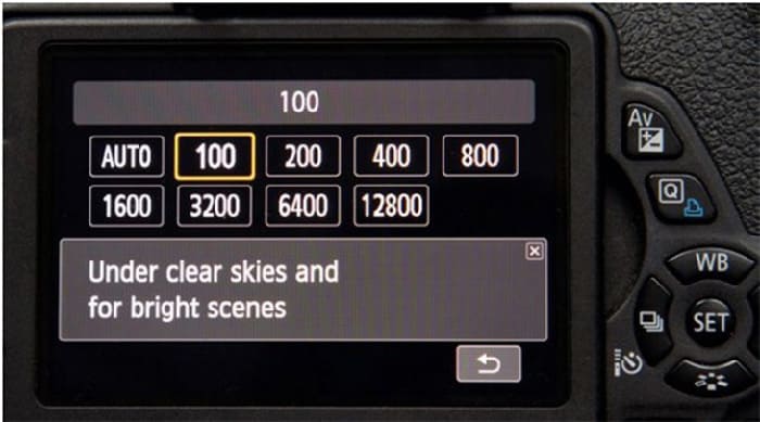 Khi chụp ảnh pháo hoa, ISO thấp từ 100 đến 200 thường được ưu tiên để giảm nhiễu và giữ nền trời mịn