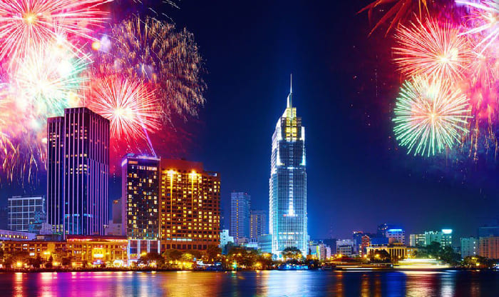 Một bức ảnh pháo hoa đẹp không chỉ có pháo hoa mà còn cần không gian để tạo chiều sâu cho khung hình