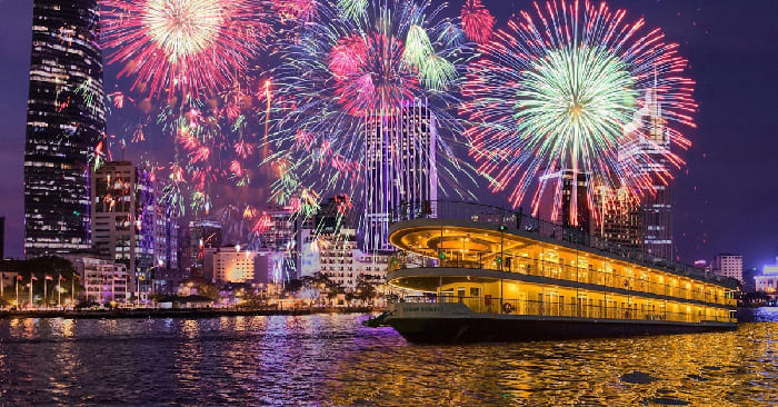 Bến Bạch Đằng: Không gian mở, gần sông Sài Gòn, cho phép ghi lại cả pháo hoa lẫn cảnh quan dọc bờ sông