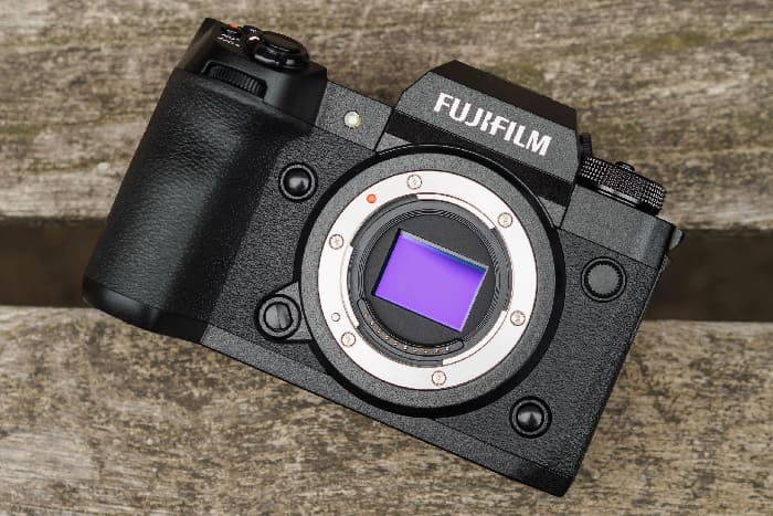 Fujifilm X-H2 sử dụng cảm biến BSI 40.2MP CMOS APS-C X-Trans 5 HR kết hợp bộ xử lý X-Processor 5, cho khả năng tái tạo chi tiết cao