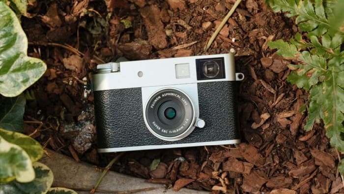 Fujifilm X half được trang bị ống kính FUJINON 10.8mm F/2.8 với cấu tạo gồm 6 thấu kính trong 5 nhóm