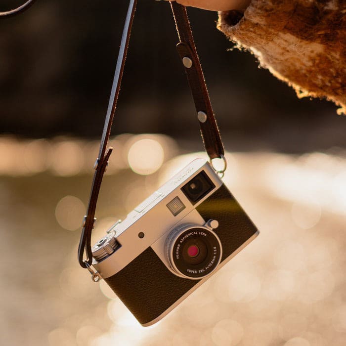 Sử dụng pin Lithium-ion NP-W126S, Fujifilm X half có thể chụp khoảng 880 ảnh cho mỗi lần sạc