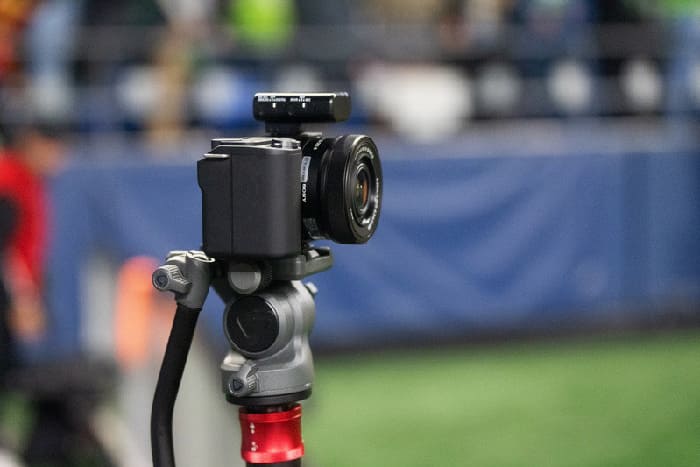 Khi mở hộp Sony ZV-E10 Mark II, thân máy gây chú ý với kích thước 114.3 * 67.5 * 54.2 mm cùng trọng lượng chỉ 377 Gram