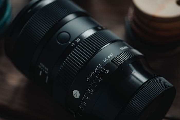 Trên định dạng APS-C, tiêu cự 17-40mm bao phủ phần lớn các tình huống chụp phổ biến mà không tạo cảm giác quá rộng hay quá hẹp