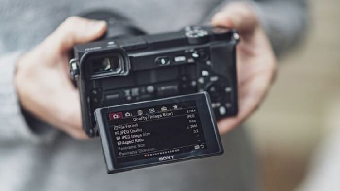 Sony A6400 có kích thước 120.0 * 66.9 * 59.7 mm, giúp người dùng dễ dàng mang theo trong balo hoặc túi máy ảnh