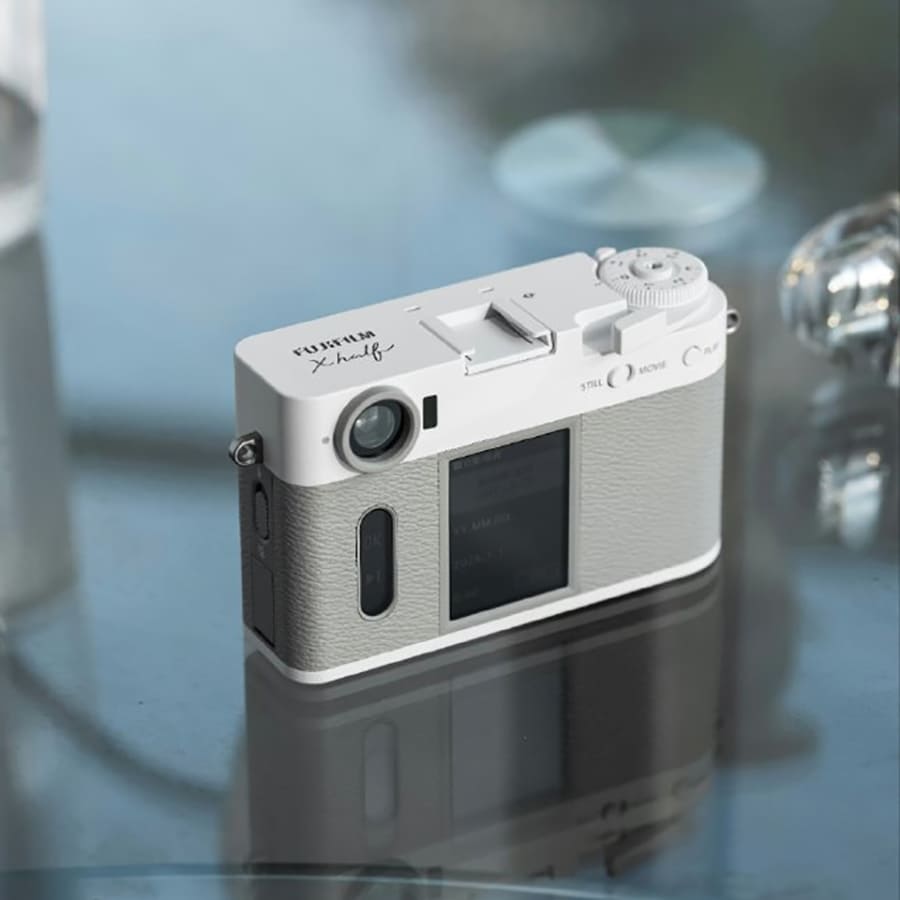 Ở phiên bản White Edition, Fujifilm X Half được hoàn thiện với tông trắng chủ đạo kết hợp các chi tiết tối màu