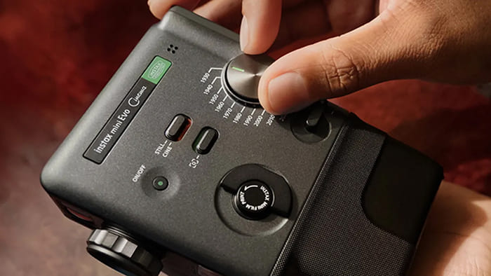 Fujifilm Instax Mini Evo Cinema cho phép người dùng chụp ảnh và xem trước kết quả trực tiếp trên màn hình
