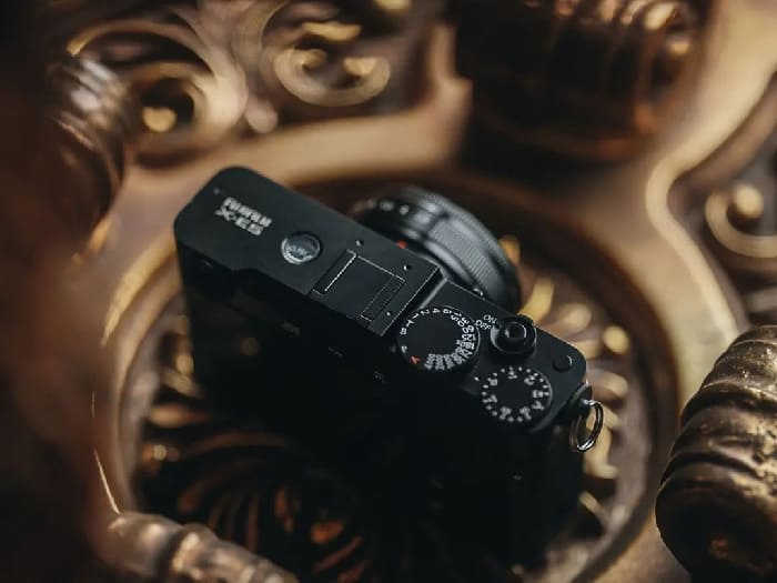 Điểm khiến Fujifilm X-E5 được quan tâm mạnh mẽ nằm ở hệ thống 20 chế độ giả lập phim cùng nút chuyển chế độ giả lập phim mới