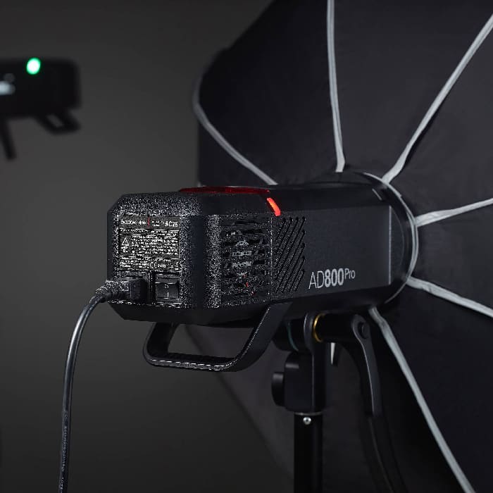 Godox AD800 Pro được trang bị đèn LED modeling công suất 40W