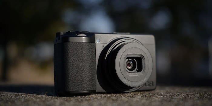 Cảm biến CMOS BSI APS-C độ phân giải 25.7MP trên Ricoh GR IV Monochrome cho phép tái hiện chi tiết rõ ràng