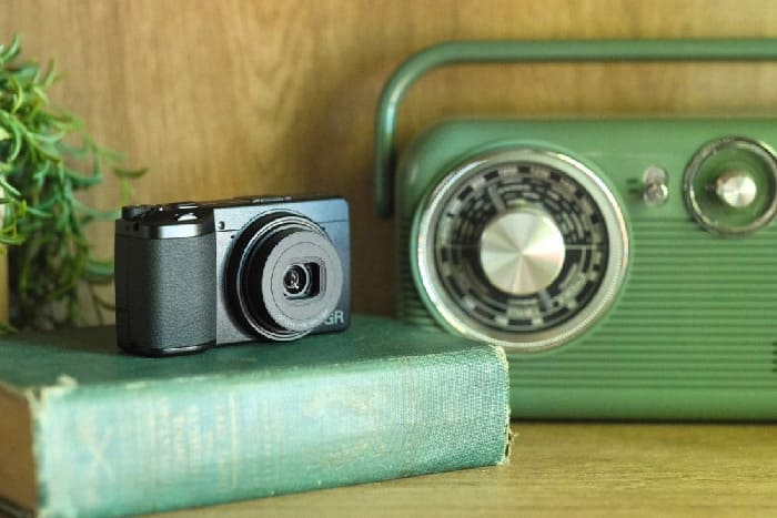 Ricoh GR IV Monochrome sở hữu kích thước 109.4 * 61.1 * 32.7 mm cùng trọng lượng chỉ 262 gram