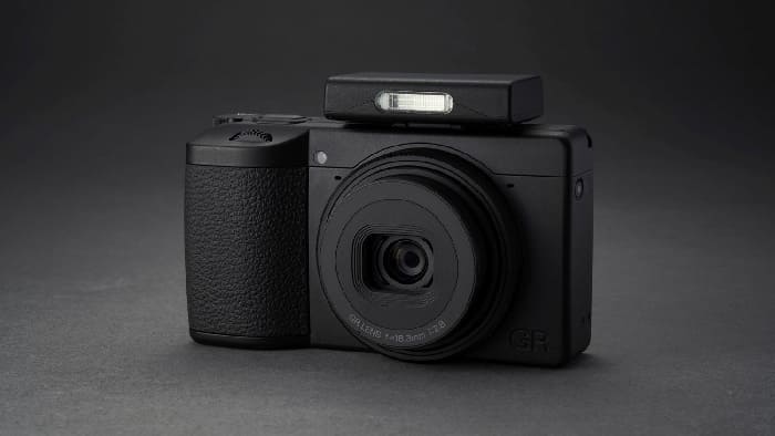 Ricoh GR IV Monochrome được trang bị màn hình LCD cảm ứng 3.0 inch với độ phân giải 1.04 triệu điểm ảnh