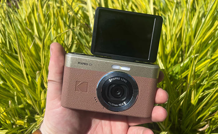 Điểm nổi bật nhất trên Kodak Pixpro C1 chính là màn hình LCD 2.8 inch có khả năng lật 180°