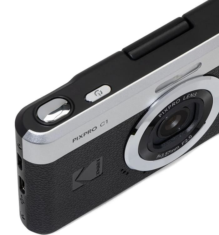 Pixpro C1 sử dụng ống kính góc rộng tiêu cự cố định, phù hợp cho các tình huống chụp selfie, chụp nhóm