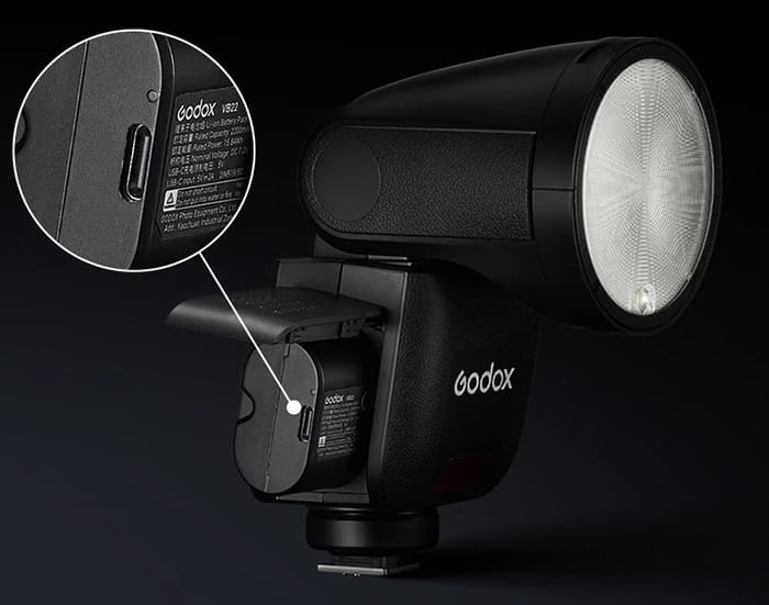 So với các phiên bản trước, flash Godox V1 Mid sở hữu thân máy nhỏ gọn và cân bằng hơn