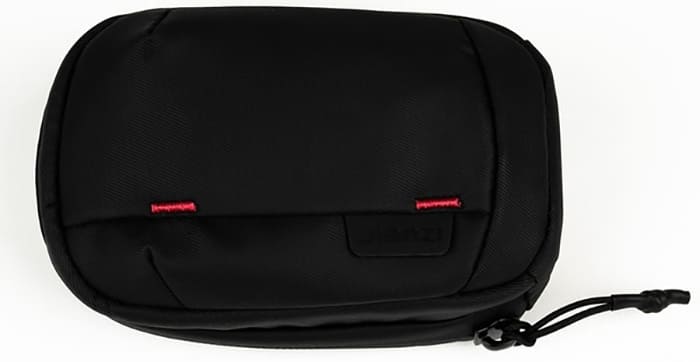 Một điểm nổi bật của Ulanzi BP14 chính là phần khóa kim loại hình chữ D chắc chắn