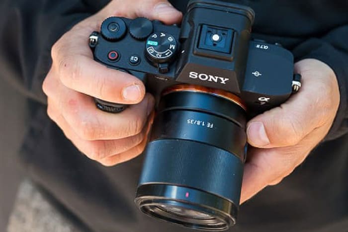 Sony A7 IV vẫn được đánh giá cao nhờ khả năng lấy nét nhanh, chất lượng hình ảnh tốt và quay video linh hoạt.