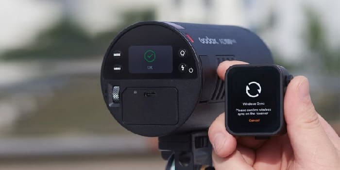 Thiết bị tích hợp sẵn kết nối không dây 2.4GHz và 433MHz, tương thích với hệ thống Godox X-series và Flashpoint R2