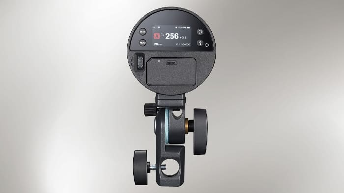 Một trong những thay đổi quan trọng trên phiên bản này là quạt tản nhiệt được tích hợp trực tiếp vào thân đèn