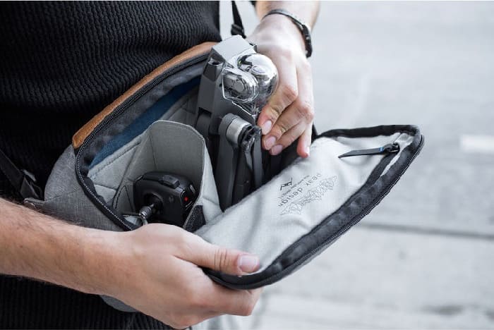 Khi buộc phải thay ống kính trong mưa, người dùng có thể sử dụng ô, áo mưa hoặc áo khoác chống nước để che chắn tạm thời