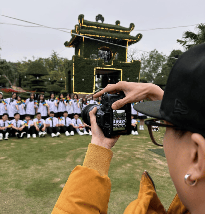 Để có được bộ ảnh kỷ yếu sắc nét và màu sắc ấn tượng, việc lựa chọn máy ảnh phù hợp là yếu tố rất quan trọng