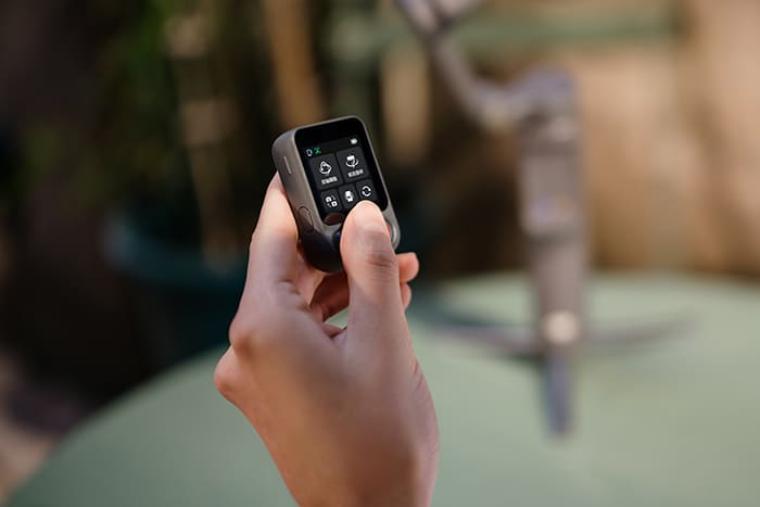 Một trong những nâng cấp đáng chú ý nhất trên Gimbal DJI Osmo Mobile 8P chính là Osmo FrameTap remote có thể tháo rời