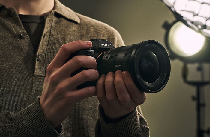 Sony A7R VI sở hữu thiết kế hiện đại với phần tay cầm được cải tiến sâu hơn nhằm tăng độ chắc chắn khi sử dụng