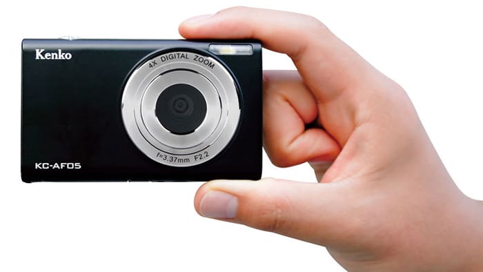 Máy được tích hợp ống kính có tiêu cự tương đương 25.5mm trên hệ Full Frame