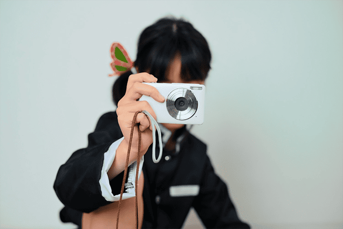 Máy ảnh sử dụng ống kính góc rộng với tiêu cự tương đương 33.8mm trên hệ máy Full Frame