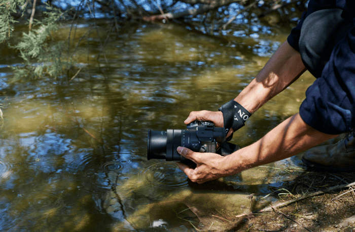 Sony RX10 V được tích hợp sẵn ống kính ZEISS Vario-Sonnar T* có tiêu cự 9.1-210mm