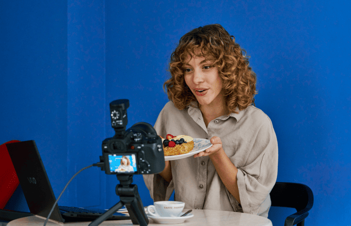 Sony RX10 V hỗ trợ khe cắm thẻ nhớ SD/SDHC/SDXC chuẩn UHS-II
