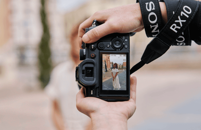 Sony RX10 V sở hữu màn hình cảm ứng LCD 3 inch có khả năng lật nghiêng với độ phân giải 1,62 triệu điểm