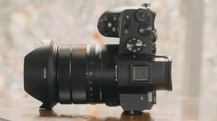 Sony tiếp tục trang bị cho RX10 V ống kính ZEISS Vario-Sonnar T* với tiêu cự tương đương 24-600mm