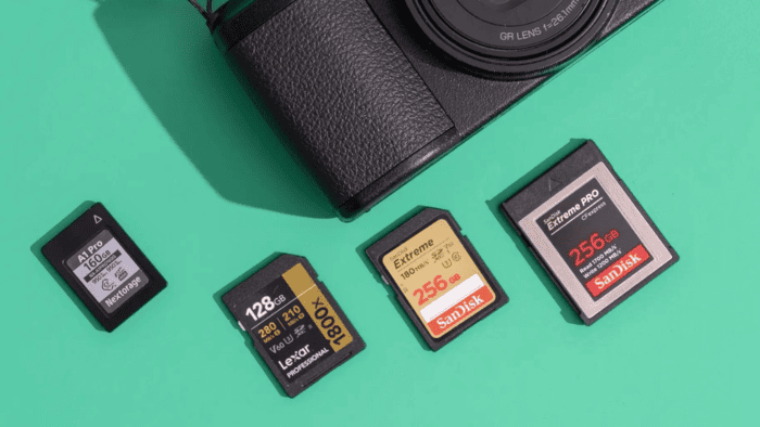 SanDisk, Lexar và Sony đều sở hữu các sản phẩm đáp ứng tốt nhu cầu sử dụng trên mẫu máy ảnh này