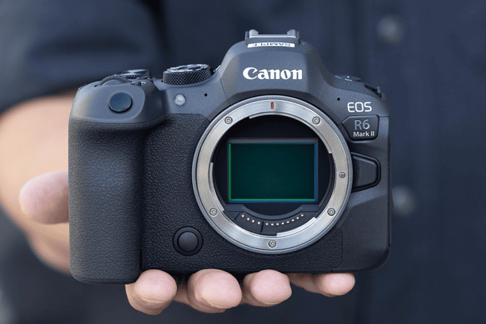 Canon EOS R6 Mark II được trang bị hai khe cắm thẻ SD hỗ trợ chuẩn UHS-II