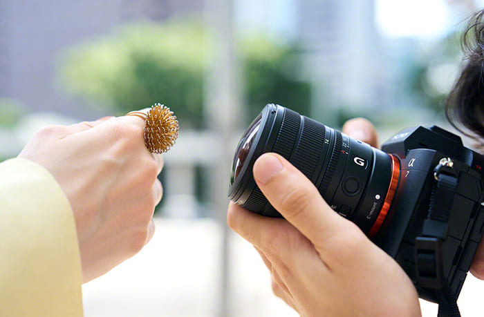 Hệ thống quang học của Sony FE 8–14mm F/3.5 G sử dụng các thành phần thấu kính ED có độ tán sắc cực thấp