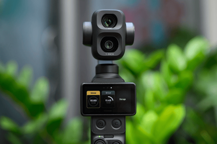 Insta360 Luna Ultra có Pan từ -57° đến 235°, Tilt từ -57° đến 120° và Roll từ -50° đến 50°