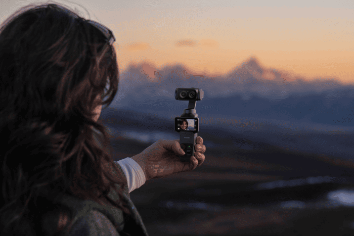 Insta360 Luna Ultra sử dụng màn hình cảm ứng OLED có thể tháo rời