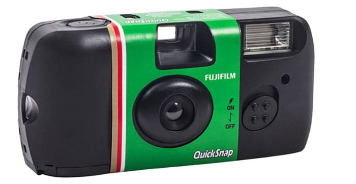 Fujifilm QuickSnap Flash 400 sở hữu thiết kế cực kỳ nhỏ gọn và nhẹ