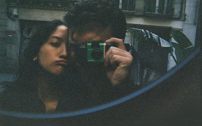 Máy được trang bị ống kính góc rộng với tiêu cự cố định, kết hợp cùng hệ thống lấy nét cố định