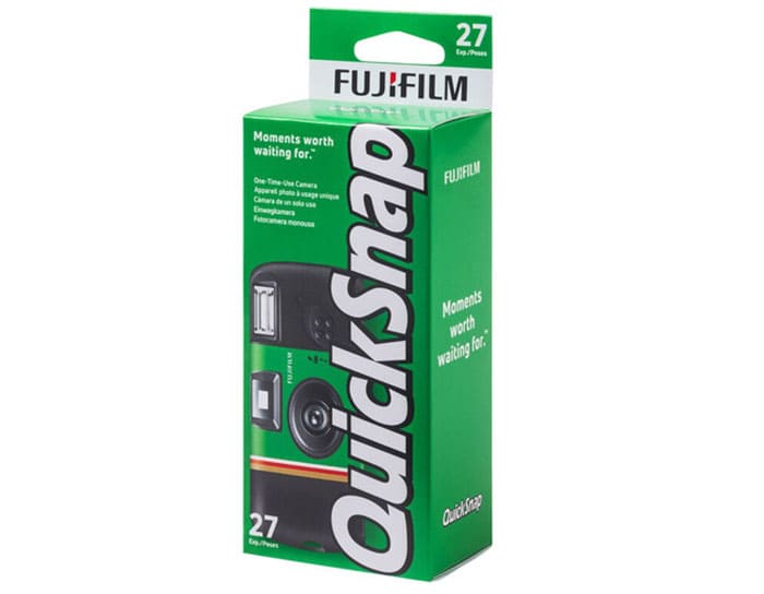 Fujifilm QuickSnap Flash 400 được tích hợp sẵn đèn flash với phạm vi chiếu sáng khoảng 3 mét