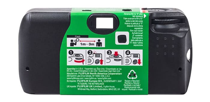 Điểm nổi bật của Fujifilm QuickSnap Flash 400 chính là việc được nạp sẵn cuộn phim Fujicolor Superia X-TRA 400 với 27 kiểu chụp