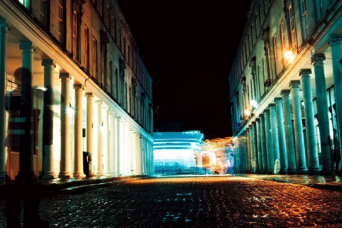 Bấm máy bằng dây điều khiển, duy trì máy hoàn toàn ổn định trong suốt quá trình phơi sáng