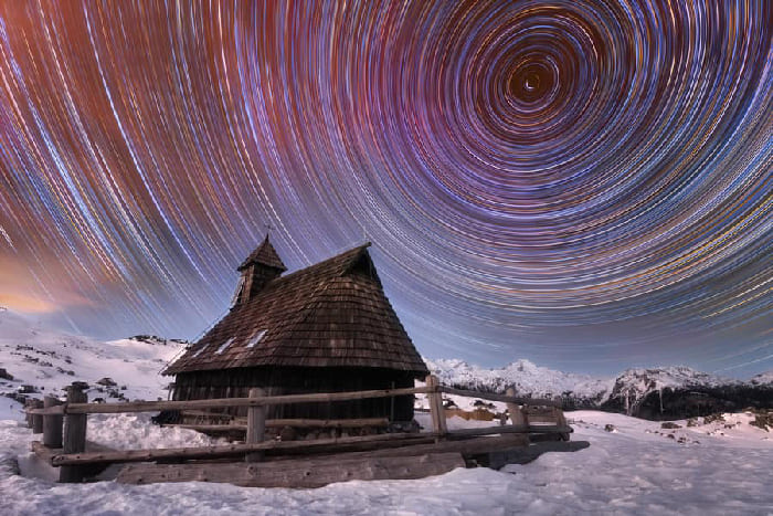 Một bức ảnh phơi sáng dài ấn tượng thường kết hợp các yếu tố chuyển động như nước sông, biển hoặc mây trên bầu trời