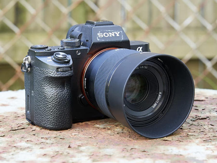 Đây là một trong những ống kính có chi phí dễ tiếp cận nhất trong hệ Full-frame của Sony