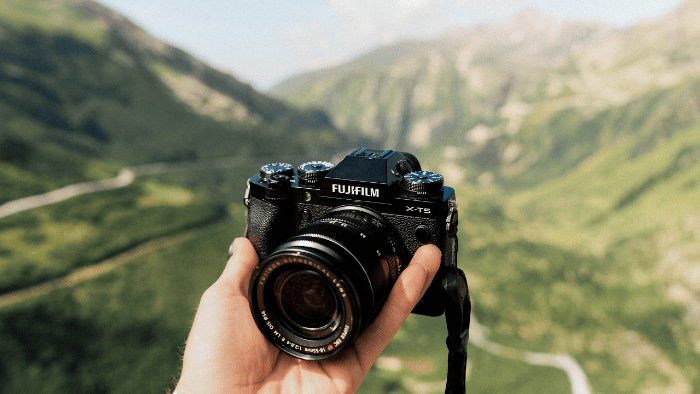 X-T5 tập trung vào trải nghiệm chụp thuần túy với hệ thống vòng xoay vật lý điều chỉnh trực tiếp các thông số quan trọng